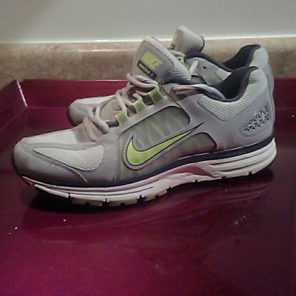 Nike Vomero 7 athletic shoes